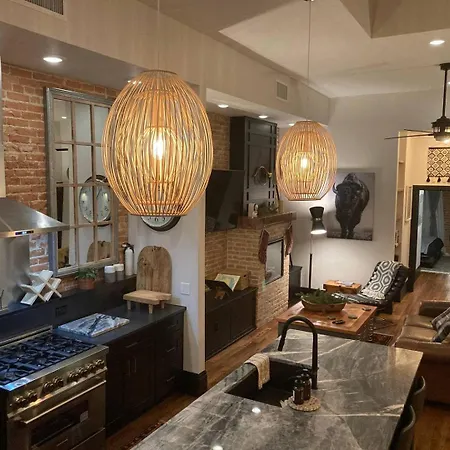 Luxe Main St Loft With Rooftop Lounge And Balcony