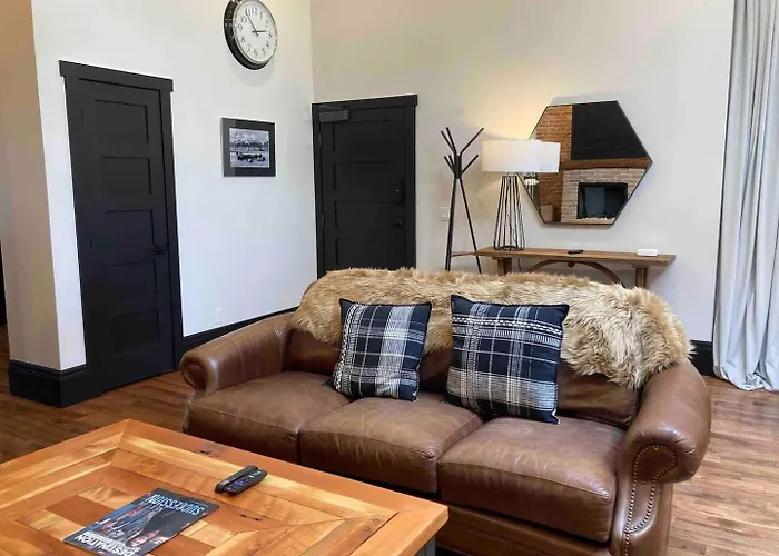Luxe Main St Loft With Rooftop Lounge And Balcony *