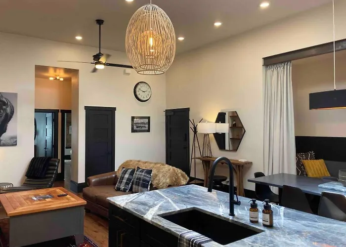 Luxe Main St Loft With Rooftop Lounge And Balcony