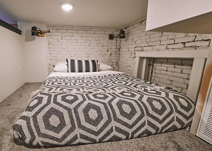 Luxe Main St Loft With Rooftop Lounge And Balcony Sheridan